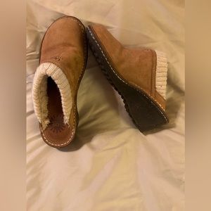 NWOT Women’s Ugg Clogs w Fur Lined Top tiny colored flakes show in sole.Gorgeous